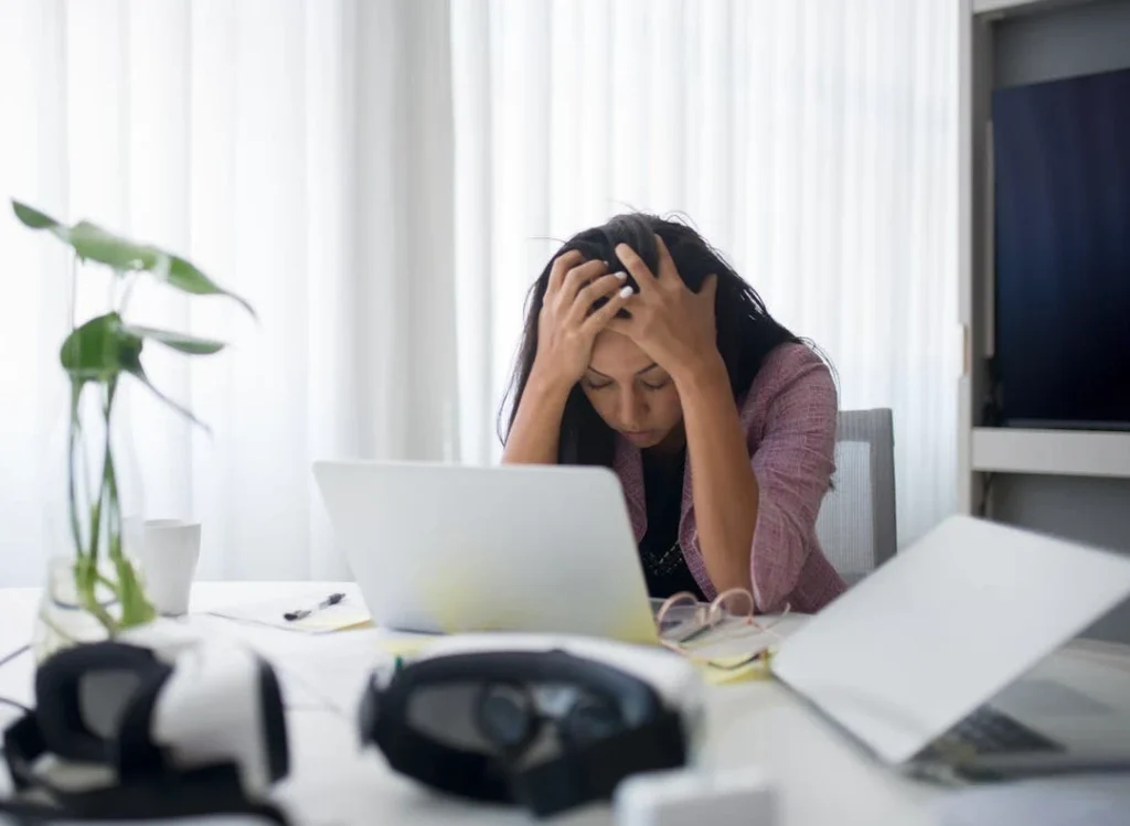 Mujer agobiada en el trabajo de oficina | Café para Oficinas