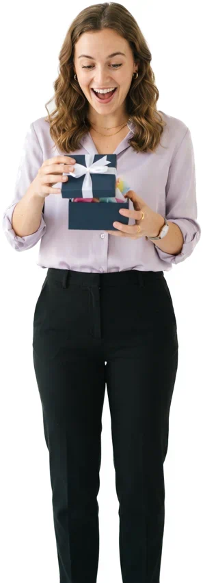 Mujer sorprendida con el regalo de Papeleris |