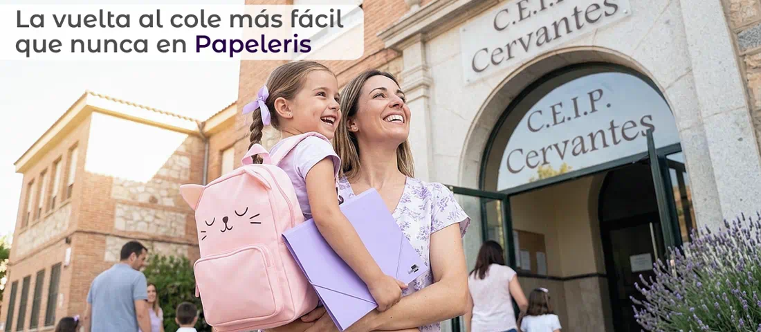 Nina pequena en brazos de su madre entrando al colegio en la vuelta al cole de septiembre | Vuelta Al Cole