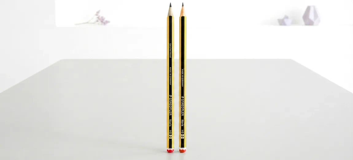 Portada con lapices Staedtler noris colocados en vertical sobre una mesa apreciandose el cambio de la madera | cambio de lápices Staedtler Noris