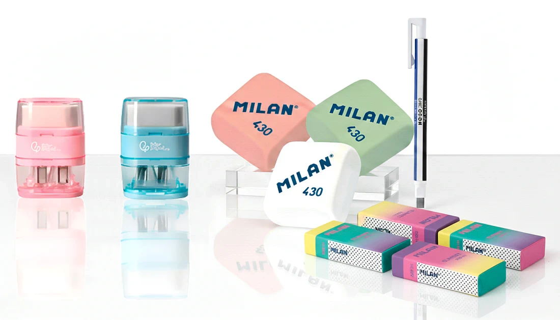 Gomas de borrar de todo tipo expuestas en una mesa blanca