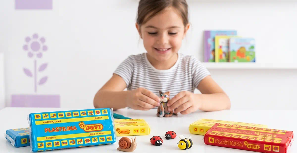 Niña haciendo figuras de plastilina de Papeleris
