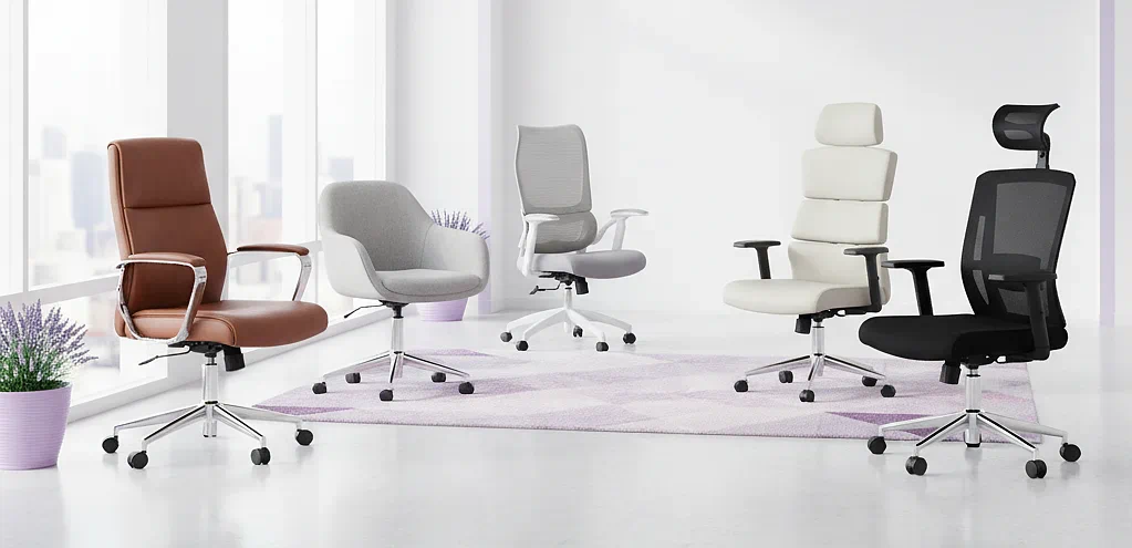 Sillas de escritorio y de oficina colocadas en un despacho moderno