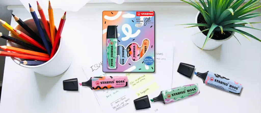 Subrayadores o Rotuladores Fluorescentes Stabilo repartidos por una mesa o escritorio