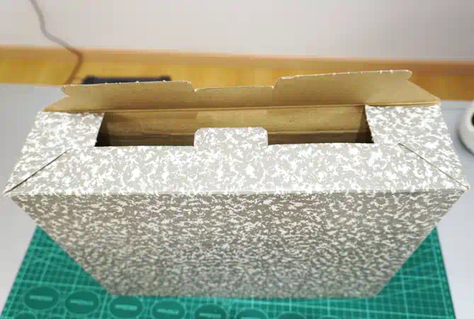 | Montar cajas de Archivadores AZ | Segundo paso bajada lenguetas laterales Montar cajas de Archivadores AZ | Segundo paso bajada lenguetas laterales | Papeleris