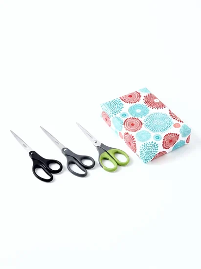 Tijeras para cortar papel de regalos | papel de regalo