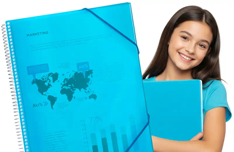 chica con cerpeta de fundas con espiral de papeleris 1 | Carpeta con Fundas