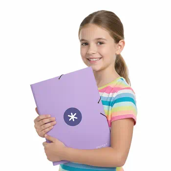 nina con carpeta de gomas antartik de papeleris | archivadores