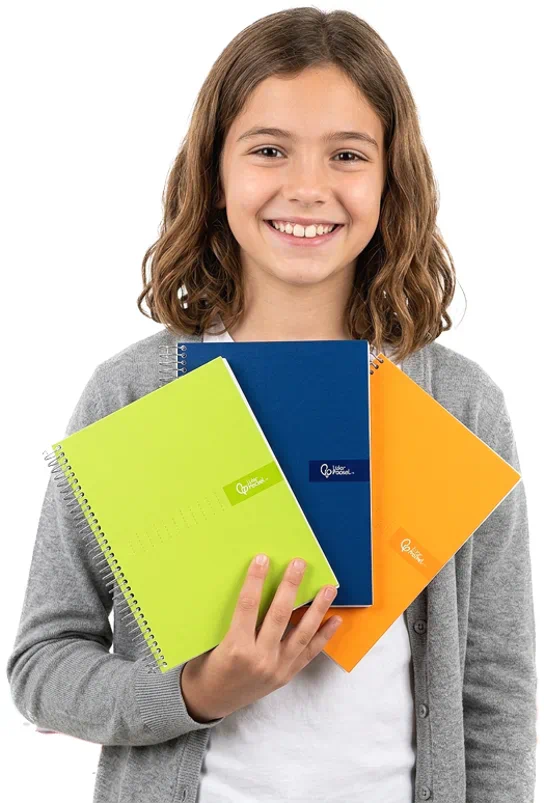 nina mostrando cuadernos escolares de todo tipo | cuadernos escolares