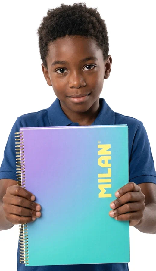 nino ensenando cuaderno escolar marca Milan | cuadernos escolares