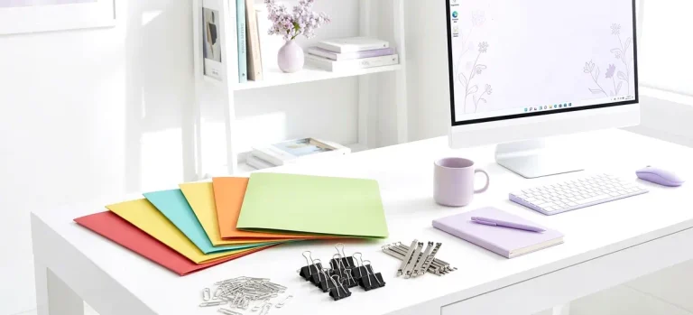 sistemas de sujeccion de hojas o folios de material de oficina expuestos sobre una mesa | Papeleris Material de oficina que se usa para juntar papeles