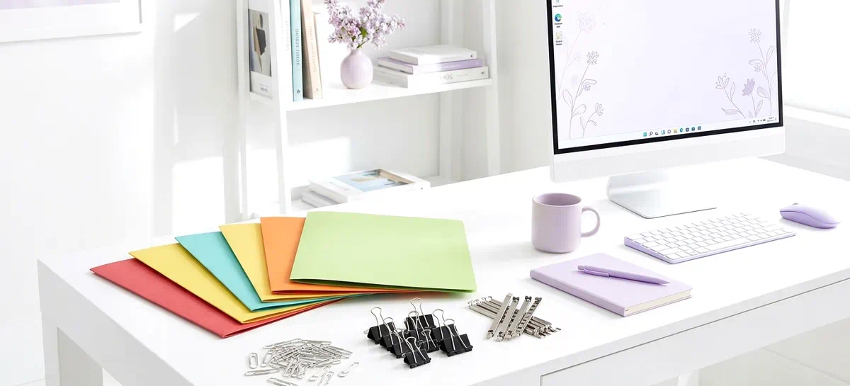 sistemas de sujeccion de hojas o folios de material de oficina expuestos sobre una mesa | Papeleris diferente Material de oficina que se usa para juntar papeles expuesto en una mesa de oficina